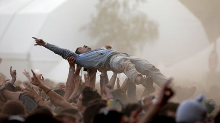 Un festivalier slamme pendant un concert aux&nbsp;Eurock&eacute;ennes de Belfort, (Territoire de Belfort) lors de l'&eacute;dition 2011.&nbsp; (SIMON DAVAL / MAXPPP)