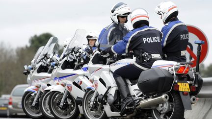 Des motards de la police nationale stationn&eacute;s pr&egrave;s d'une aire d'autoroute &agrave; Cestas, pr&egrave;s de Bordeaux (Gironde), le 2 avril 2010. (JEAN-PIERRE MULLER / AFP)