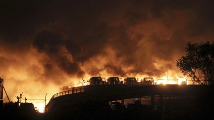 Des v&eacute;hicules et b&acirc;timents en flammes apr&egrave;s une terrible explosion survenue &agrave; Tianjin, en Chine, mercredi 12 ao&ucirc;t 2015.&nbsp; (REUTERS )