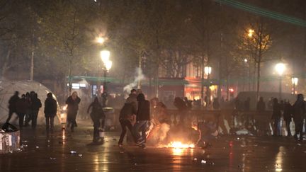 Armés de barres de fer, organisés, dissimulés par des cagoules ou des masques, ils sont une "poignée de casseurs" à se fondre dans les manifestations pour chercher la confrontation avec les forces de l'ordre. Lors de la manifestion contre la loi du Travail, jeudi 28 avril, ils ont fait d'importants dégâts.