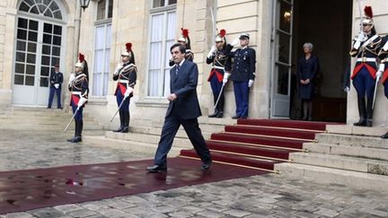 Le Premier ministre François Fillon sort de Matignon, le 01 octobre 2007. (AFP - Joel Saget)