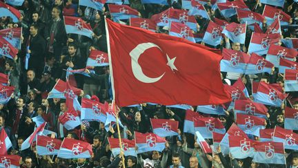 Les supporters de Trabzonspor lors d'un match entre leur &eacute;quipe et le CSKA Moscou, en Ligue des champions, &agrave; Trabzon, le 2 novembre 2011.&nbsp; (RIA NOVOSTI / AFP)