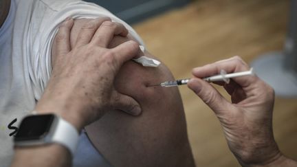 Une personne se fait vacciner à Paris, le 27 novembre 2021. (STEPHANE DE SAKUTIN / AFP)