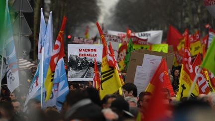 Des manifestants défilent contre la réforme de la SNCF, à Paris, le 22 mars 2018. (ALAIN JOCARD / AFP)