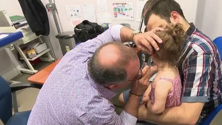 Si l'épidémie de Covid-19 prend de l'ampleur, les médecins craignent de manquer de matériel indispensable. (France 2)