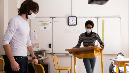 Les écoles réaménagent les classes pour accueillir les enfants en respectant les protocoles d'hygène imposés par le coronavirus (photo d'illustration). (ALEXIS SCIARD / MAXPPP)