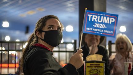 Une électrice républicaine lors de la soirée électorale à Austin (Texas) le 3 novembre 2020 (SERGIO FLORES / AFP)