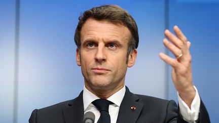 Le président Emmanuel Macron à Bruxelles, le 25 février 2022. (DURSUN AYDEMIR / ANADOLU AGENCY VIA AFP)