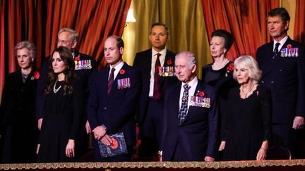 Le couple royal britannique, Charles III et Camilla (en bas à droite), entouré du prince héritier William et son épouse Kate (en bas à gauche), au Royal Albert Hall, à Londres, le 11 novembre 2023. (CHRIS JACKSON / AFP)