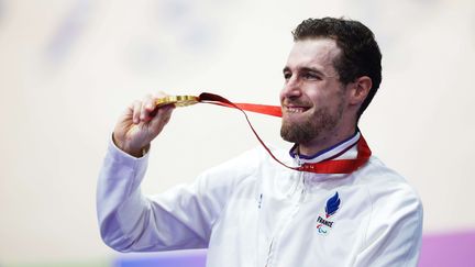 Comme un air de déjà-vu. Déjà paré d'or sur la poursuite C5 à Tokyo, le cycliste français Dorian Foulon a conservé son titre à Paris. Superbe performance pour le Breton, qui continue d'étoffer son palmarès dans la discipline. (ED SYKES / SIPA)