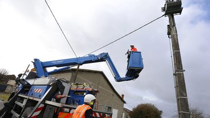 Les techniciens d'Enedis mobilisés pour remettre le courant après le passage d'une tempête (photo d'illustration). (LACAUD ANNE / MAXPPP)