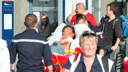 Un bless&eacute; est transport&eacute; &agrave; la sortie du Thalys, en gare d'Arras (Pas-de-Calais), le 21 ao&ucirc;t 2015. ( AFP )