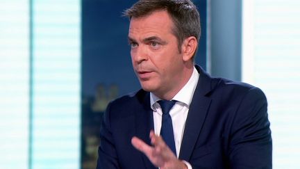 Olivier Véran, ministre de la Santé, sur le plateau du&nbsp;journal de France 2, le 13 juillet 2021. (CAPTURE ECRAN FRANCE 2)