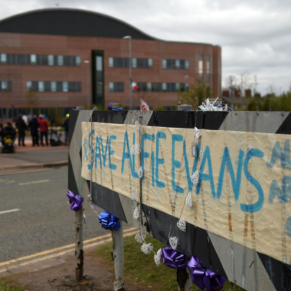 Alfie Evans Pourquoi La Polemique Autour De La Mort De Ce Bebe De 23 Mois Depasse Les Frontieres Du Royaume Uni