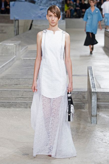 Kenzo pap pe 2015, à Paris : maxi robe brodée en organza et satin duchesse
 (Kenzo)