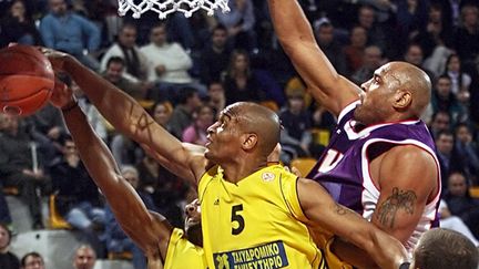 Reyshawn Terry avec l'Aris Salonique face au Mans en 2007 (SAKIS MITROLIDIS / AFP)