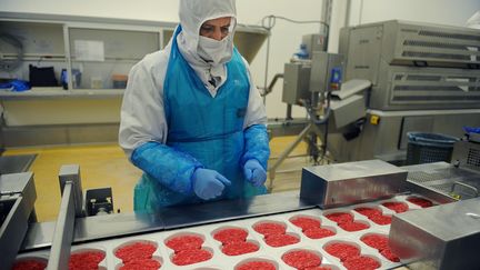 Un employ&eacute; de la soci&eacute;t&eacute; Spanghero travaille sur une cha&icirc;ne de production de steaks hach&eacute;s, le 23 juin 2011 &agrave; Castelnaudary (Aude).&nbsp; (REMY GABALDA / AFP)