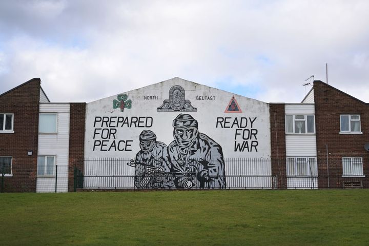 A Belfast (Irlande du Nord, Royaume-Uni), une fresque loyaliste&nbsp;photographiée le 4 mars 2021 appelle à être&nbsp;"préparés pour la paix, prêts pour la guerre". (CHARLES MCQUILLAN / GETTY IMAGES EUROPE)