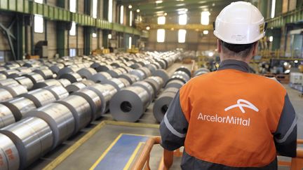 Un employ&eacute; de l'usine ArcelorMittal de Florange (Moselle), le 16 avril 2013. (JEAN-CHRISTOPHE VERHAEGEN / AFP)