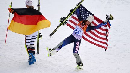 Julia Mancuso (&agrave; droite) et&nbsp;Maria Hoefl-Riesch f&ecirc;tant leur m&eacute;daille de bronze pour la premi&egrave;re et d'or pour la seconde en super combin&eacute;, lundi 10 f&eacute;vrier.&nbsp; (FABRICE COFFRINI / AFP)