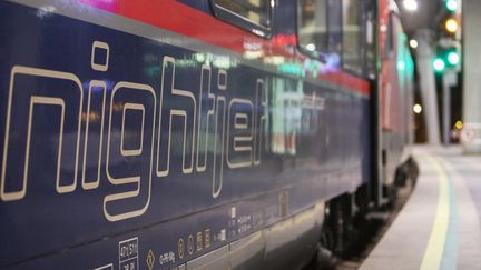 Un train "Nightjet" de la compagnie autrichienne OBB, qui sera utilisé pour la ligne de nuit Berlin-Paris à partir du 11 décembre 2023. (ALEX HALADA / AFP)