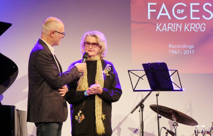 Karin Krog sur la scène du Pan Piper avec François Lacharme, président de l'Académie du Jazz (21 janvier 2018)
 (Annie Yanbékian / Culturebox)