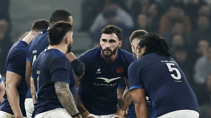 Les Bleus autour de leur capitaine Charles Ollivon pendant le match contre l'Italie au Tournoi des six nations, le 25 février 2024, à Lille. (SAMEER AL-DOUMY / AFP)