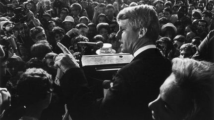 Robert Kennedy, le 5 juin 1968, soir de son assassinat, lors de son meeting pour l'investiture démocrate, à Los Angeles. (BILL EPPRIDGE / THE LIFE PICTURE COLLECTION)