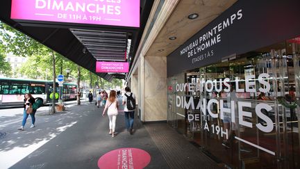 Le Printemps Haussmann, grand magasin du 9e arrondissement de Paris, communique sur son ouverture le dimanche, le 16 juin 2017. (MAXPPP)