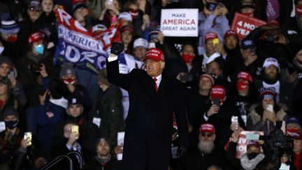 Le président Donald Trump lors de son dernier meeting de campagne à Grand Rapids, dans le Michigan, le 2 novembre 2020. (JEFF KOWALSKY / AFP)