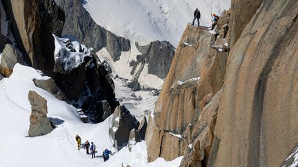 Des alpinistes sur l'arête des Cosmiques dans le massif du Mont-Blanc. (GR?GORY YETCHMENIZA / MAXPPP)