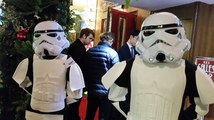 &nbsp; (Les Stormtroopers sécurisent l’accès du procés Vador au Grand Rex à Paris © Mathilde Lemaire/Radio France)