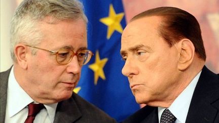 Silvio Berlusconi (d) et Giulio Tremonti (g)échangent lors d'une conférence au palais Chigi, le 5 août 2011. (AFP - Vincenzo Pinto)