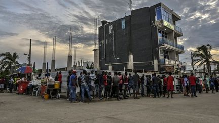 Des migrants originaires d'Haïti, du Venezuela et d'Afrique, sont bloqués à Necocli, en Colombie, le 2 août 2021. (JOAQUIN SARMIENTO / AFP)