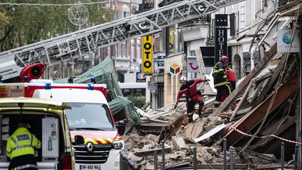 Les pompiers inspectent l'un des bâtiments effondrés dans la ville de Lille (Nord), le 12 novembre 2022.&nbsp; (SAMEER AL-DOUMY / AFP)