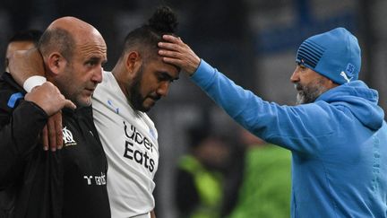 L'entraîneur marseillais Jorge Sampaoli console Dimitri Payet, sorti sur blessure à l'occasion de la demi-finale retour de Ligue Europa conference face au&nbsp;Feyenoord Rotterdam, le 5 mai 2022, à Marseille. (NICOLAS TUCAT / AFP)