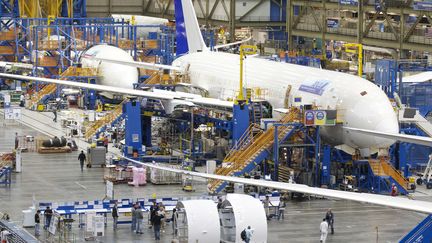 Chaîne de construction du Boeing 787 sur le site d'Everett (USA). Photo d'illustration. (STEPHEN BRASHEAR / GETTY IMAGES NORTH AMERICA / AFP)