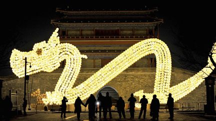 Cr&eacute;ature de l&eacute;gende, il est dot&eacute; d&rsquo;un long corps de serpent avec des cornes de cerf. Il a en outre les oreilles d&rsquo;une vache, une peau &eacute;cailleuse et quatre jambes. (CHINA DAILY / REUTERS)