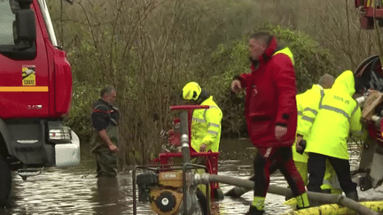 Inondations dans le Pas-de-Calais : les pompiers toujours mobilisés auprès des sinistrés (Franceinfo)