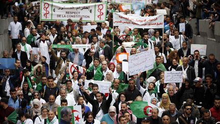 Médecins et professionnels de santé algériens appellent au respect de la Constitution, lors de la manifestation du 19 mars 2019 à Alger contre la prolongation du mandat de Bouteflika. (BILLAL BENSALEM / NURPHOTO)