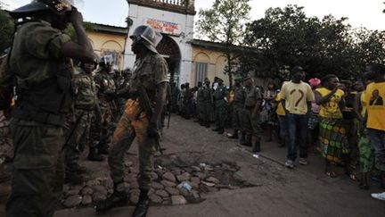 Des soldats sont postés devant le principal hôpital de Conakry, le 22 octobre 2010. (AFP)