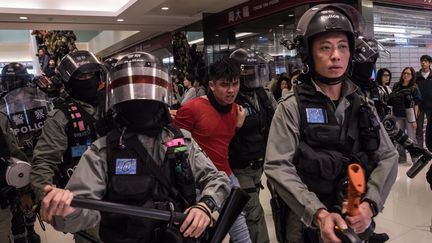 La police retient un homme dans un centre commercial de&nbsp;Sheung Shui à Hong Kong, le 28 décembre 2019. (DALE DE LA REY / AFP)