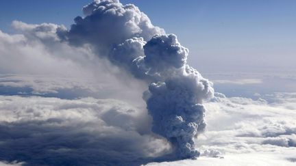 La fumée s'échappe d'un volcan en éruption près du glacier Eyjafjallajokull, le 14 avril 2010 près de Reykjavik (Islande). Cet événement a provoqué&nbsp;d'importantes perturbations dans le transport aérien mondial jusqu'au 20 avril. (ARNI SAEBERG / AFP)