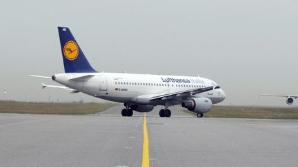 Un Airbus de la Lufthansa &agrave; l'a&eacute;roport Roissy-Charles-de-Gaulle (Val-d'Oise), le 12 juin 2009.&nbsp; (ERIC PIERMONT / AFP)