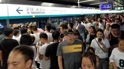 Des Chinois attendent pour prendre le métro à Pékin, le 6 août 2018. (TANG SHUYIN / IMAGINECHINA / AFP)