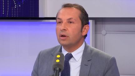 Sébastien Chenu, député Front national du Nord et porte-parole du FN, était sur le plateau de "Tout est politique" mardi 29 mai sur franceinfo. (FRANCEINFO)