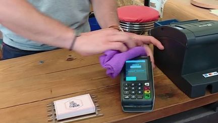 Certains commerçants tentent de bannir les espèces pour privilégier le paiement par carte bancaire, et ainsi éviter la possible transmission du Covid-19. (FRANCE 2)