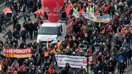 Des cheminots manifestent contre la réforme des retraites à Toulouse, le 31 janvier 2023. (VALENTINE CHAPUIS / MAXPPP)