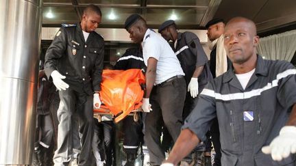 Evacuation des victimes de l'attaque djihadistes contre l'hôtel Radisson à Bamako, le20 novembre 2015, qui a fait 21 morts dont six ressortissants russes. (AFP PHOTO / HABIBOU KOUYATE)