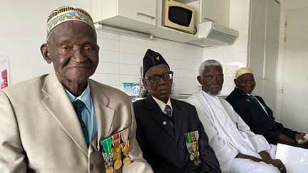 Quatre anciens tirailleurs sénégalais dans leur foyer à Bondy (Seine-Saint-Denis), en janvier 2023. A gauche : Gorgui M'Bodji. (BORIS LOUMAGNE / FRANCEINFO / RADIO FRANCE)